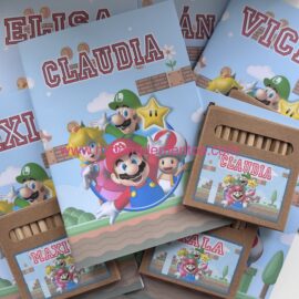 Block de notas y caja de colores