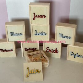 Tres en raya nombre en relieve