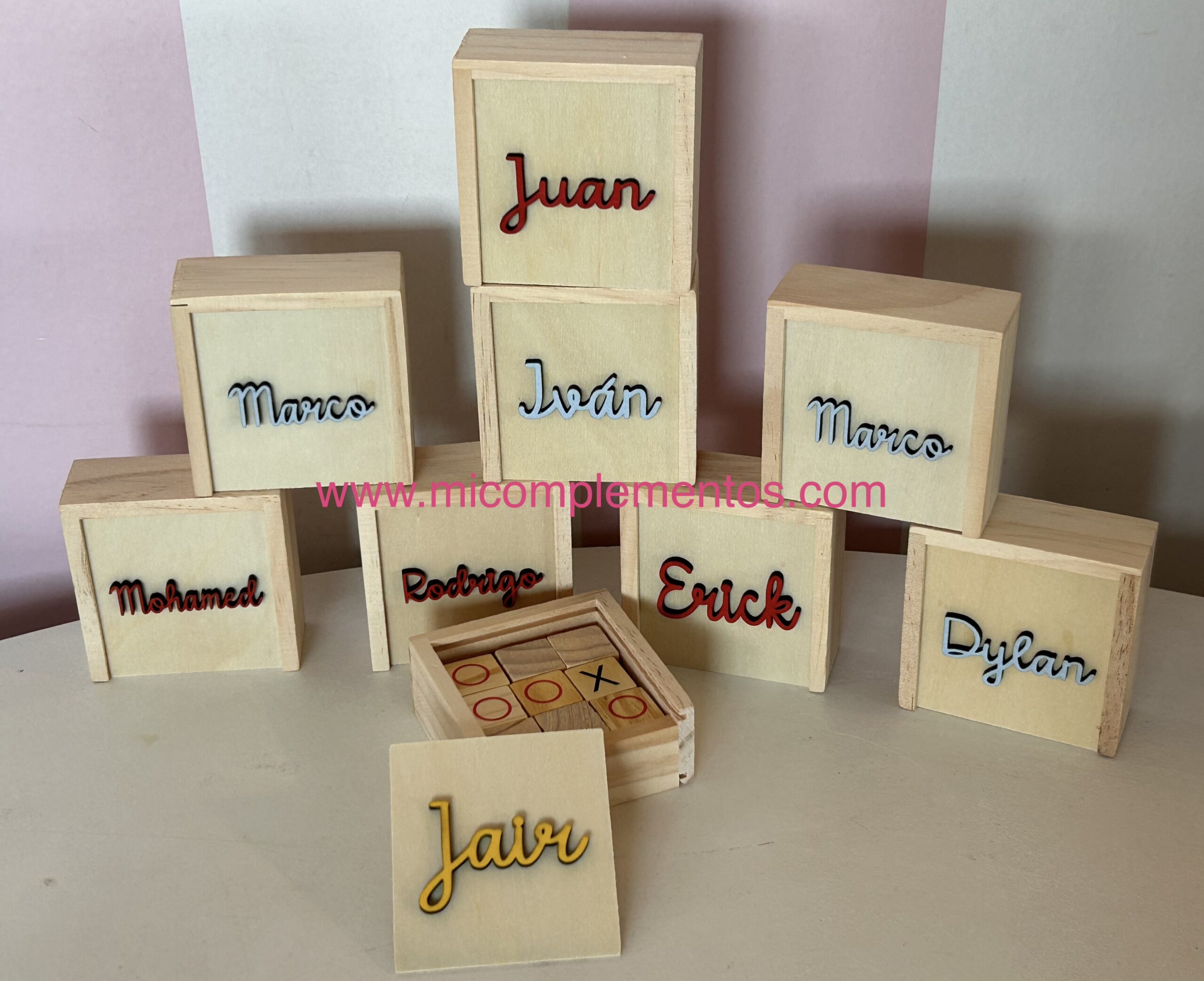 Tres en raya nombre en relieve