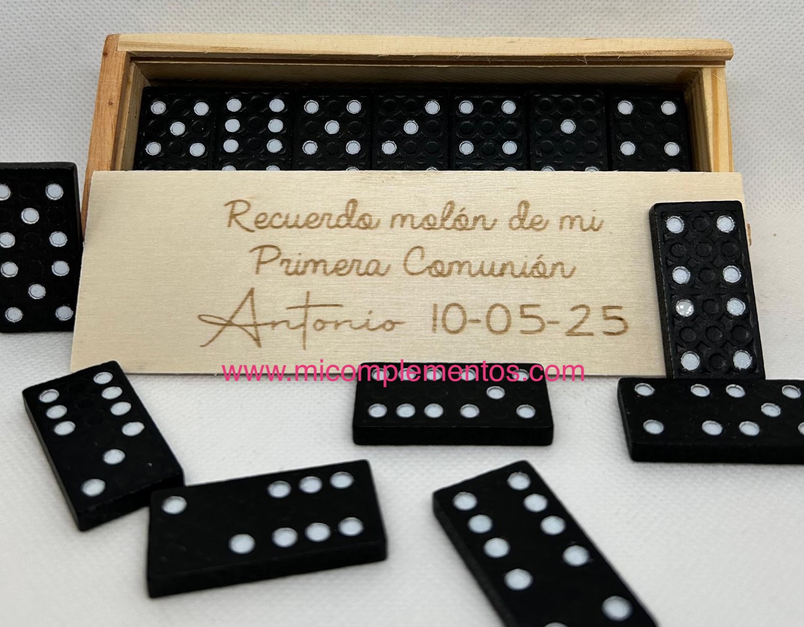 Dominó grabado
